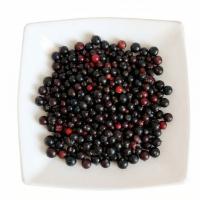 черная смородина в тарелке