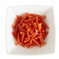 перец резан красный в тарелке