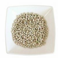 горох в тарелке белый фон