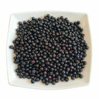 черника лесная в тарелке белый фон