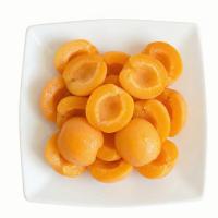 персик в тарелке