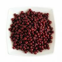 брусника на тарелке белый фон