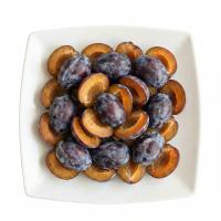 слива в тарелке белый фон