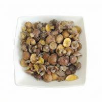 масленок целый в тарелке белый фон