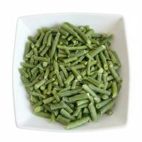 фасоль резаная в тарелке белый фон