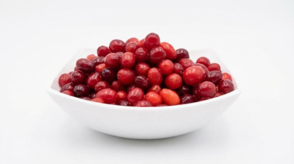 кизил в тарелке белый фон2