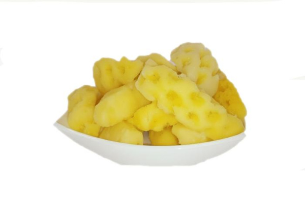 ананас в тарелке елый фон