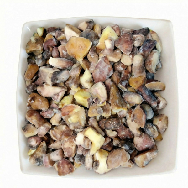 масленок резаный в тарелке белый фон