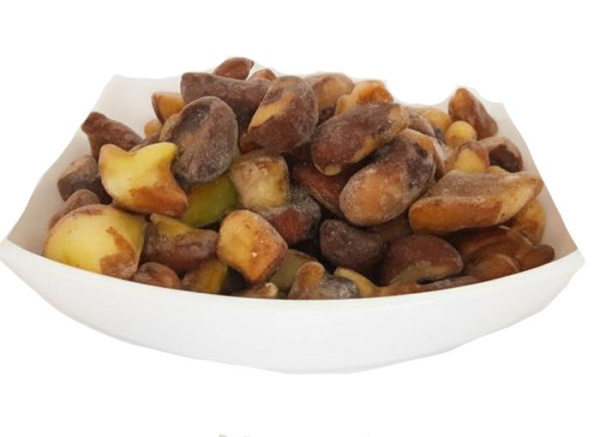 масленок резаный в тарелке белый фон большой